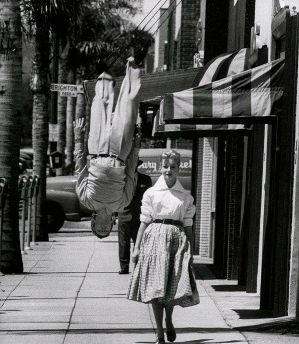 Миллионы людей. Очень много людей. Гора денег. Фон с мелкими значками. Очень много раз 3 в.