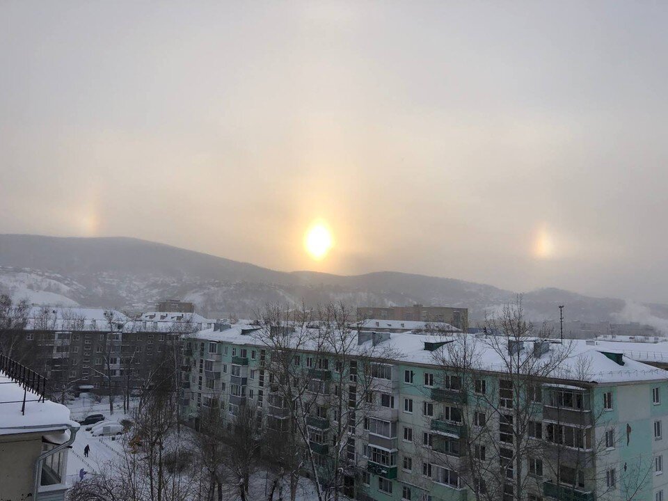 Солнечный столб. Явление в небе 2023. Явление в небе 2023. Эффект гало три солнца. Гало в москве.