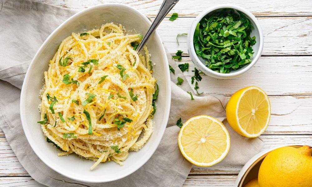 карбонара с курицей и сливками. как приготовить пасту со сливками и сыром. макароны в сливочном соусе. паста с филе курицы в сливочном соусе. итальянская паста карбонара.