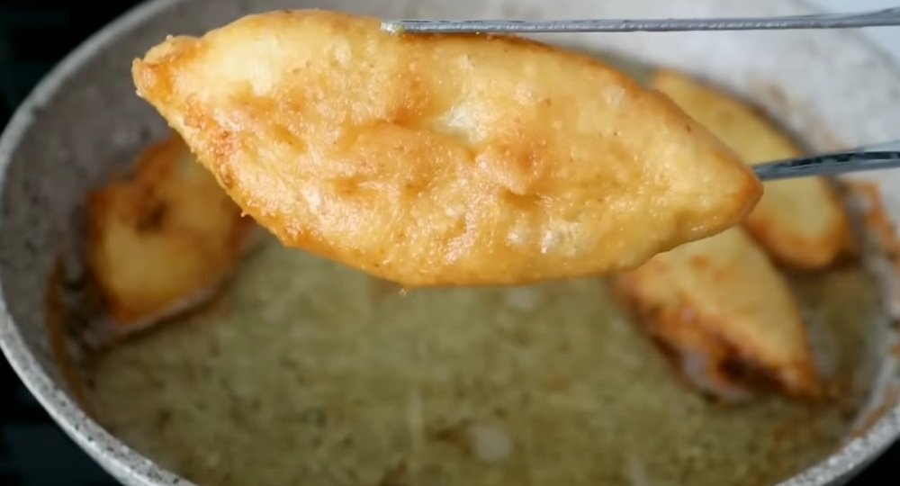 можно ли жарить дрожжевое тесто на сковороде. пирожки из слоеного бездрожжевого теста. пресные булочки на сковороде. пирожки жареные на сковороде. сосиски в дрожжевом тесте на сковороде.