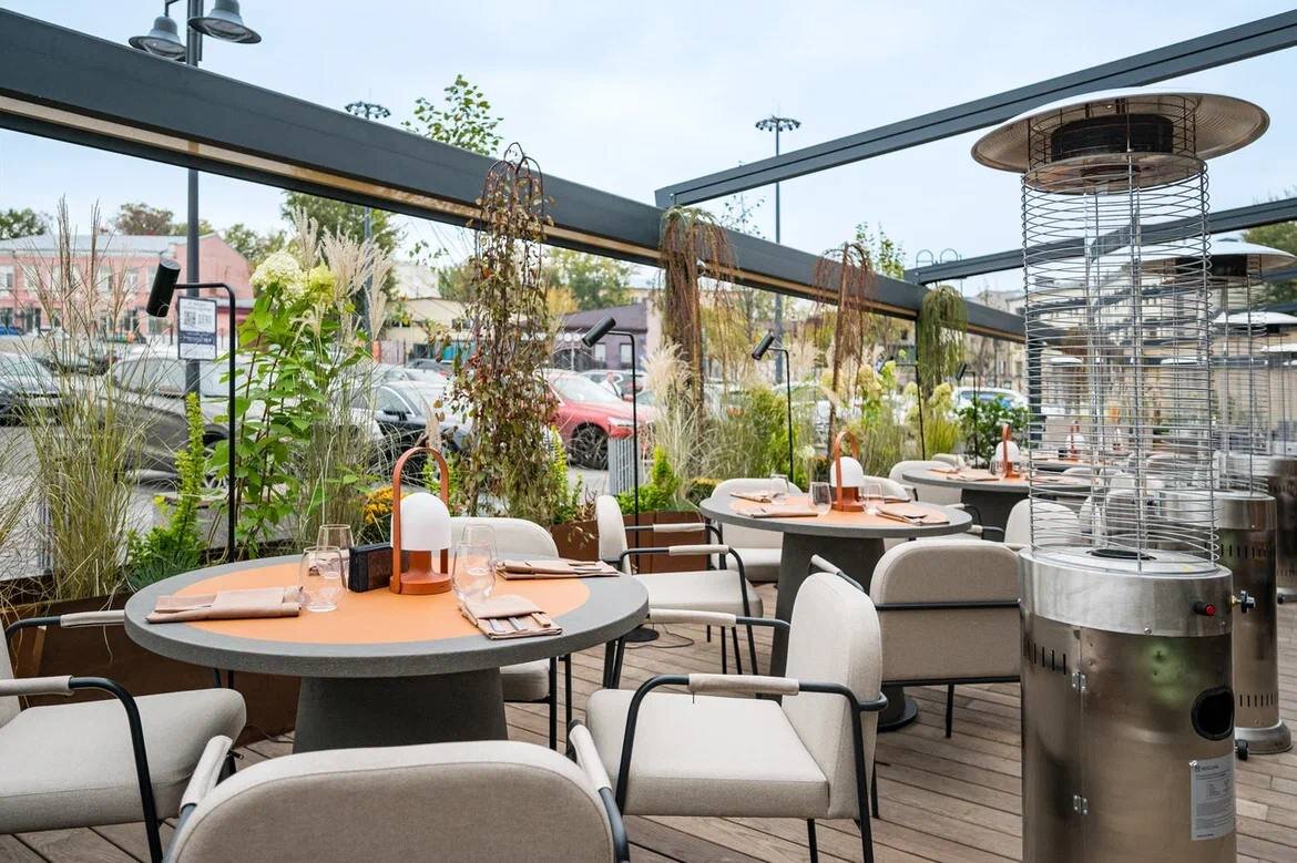 Домашний уют. Уютная кровать. Интерьер создает атмосферу. Уютная комната. Стенка стенка крыша круглое окошко.