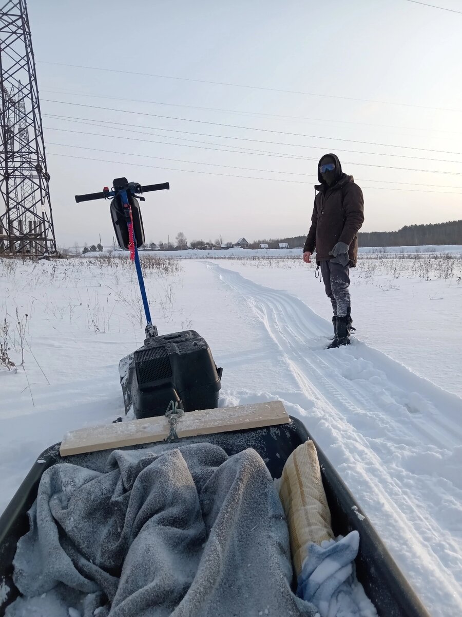 Александр. К мотосноуборду можно прицеплять специальное корыто и катать людей 