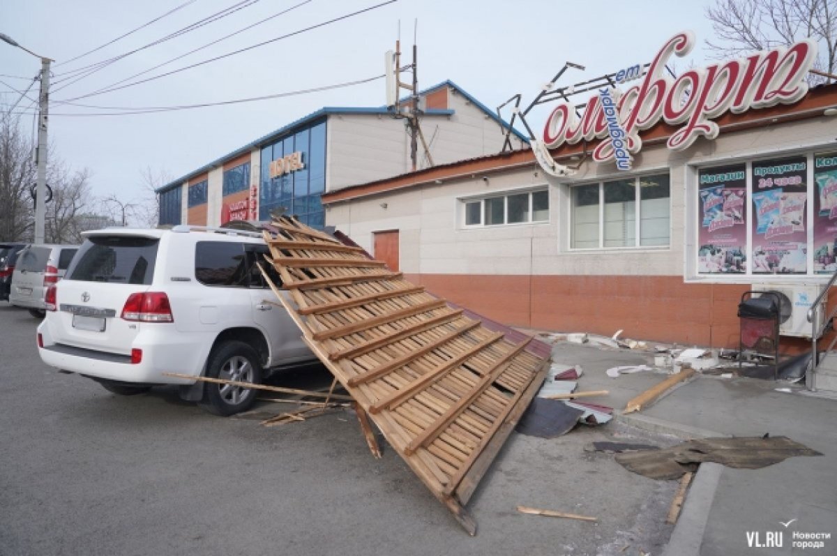    Появились фото и видео последствий сильного ветра во Владивостоке