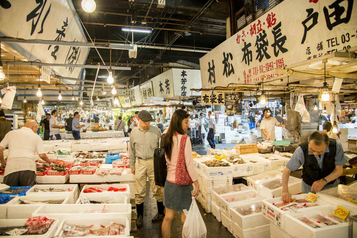 Мировой рынок японии. Япония рыбный рынок Цукидзи. Рынок Цукидзи Токио. Токийский рыбный рынок Цукидзи. Рынок Цукидзи (Токио, Япония).