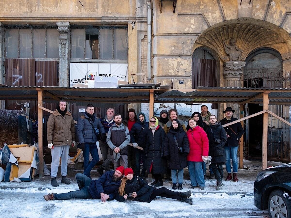 Ростовские активисты заколотили фанерой двери и окна «Дома с ангелами» |  Donday.ru | Дзен