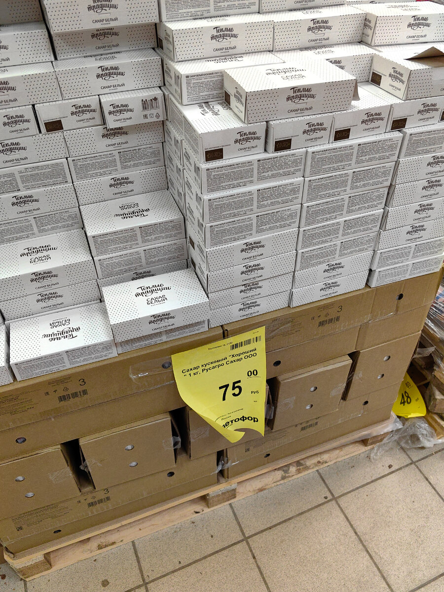 накрыть праздничный стол. стол с едой и людьми вид сверху. много еды больших размеров. красивые блюда. нашел много еды.