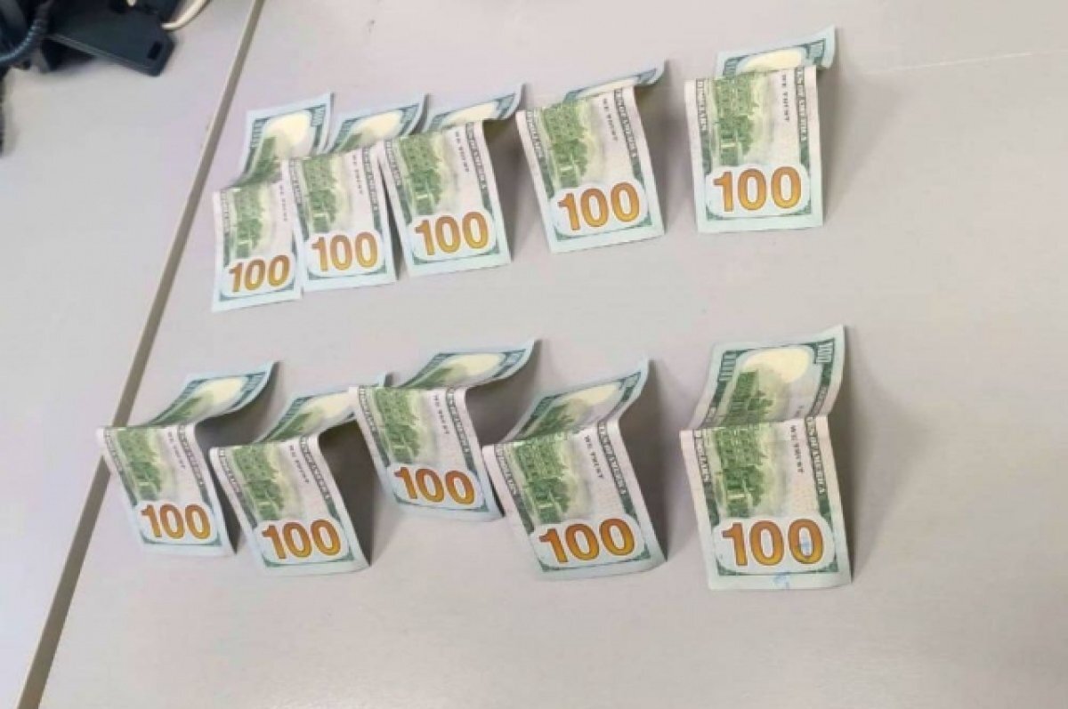    Сотрудник Алтайской таможни отказался от взятки в 1000 долларов