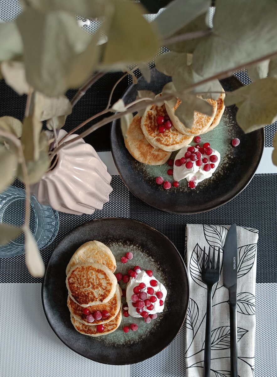 Добавила сметану и красную смородину. 
