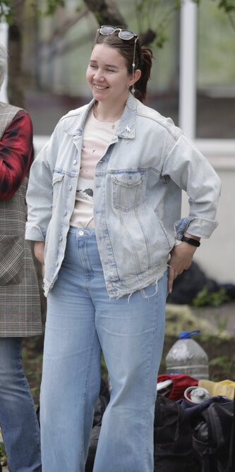 Чудесный бодипозитивный автор в джинсах САМОГО БОЛЬШОГО в магазине размера 