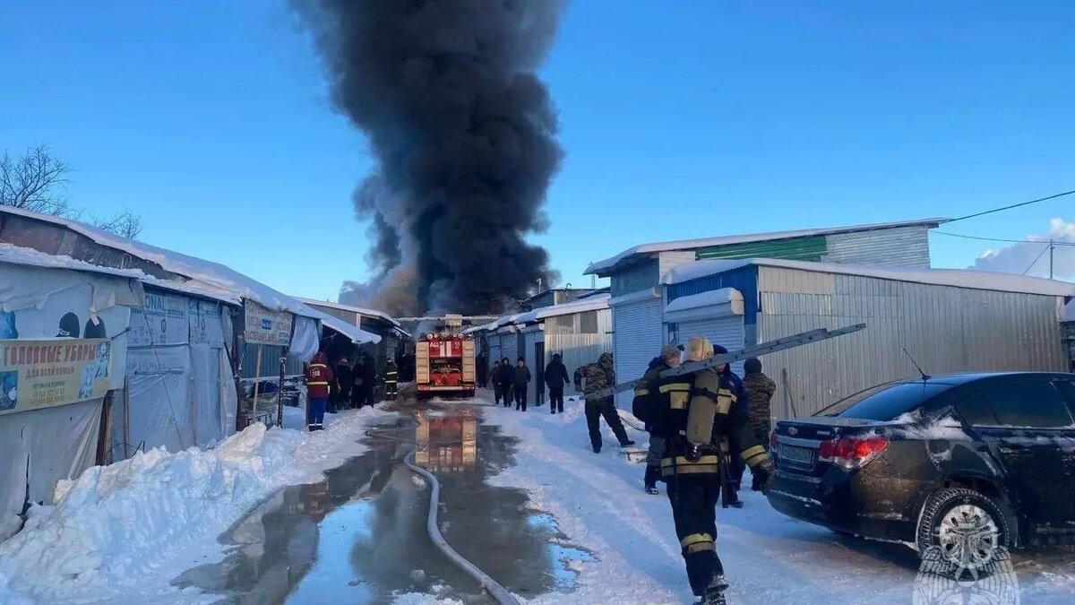     Сегодня утром, 22 января, в Самаре случился крупный пожар на Кировском рынке. Огнем окутало территорию в тысячу квадратных метров. Об этом сообщили в МЧС России.