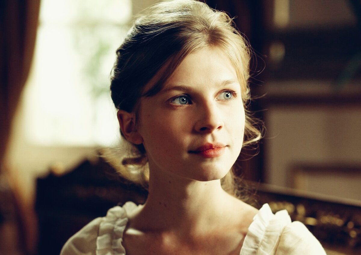 Для меня эта экранизация сразу стала "Войной и миром" с Клеманс Поэзи. 