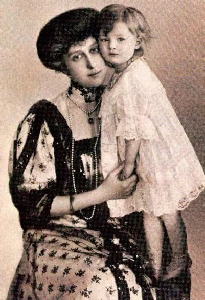 Астрид на руках у матери