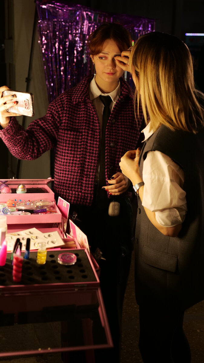 Парень дарит девушке цветы. Подарок для любимого мужчины. Как удивить партнера. Мужчина дарит подарок женщине. Всех влюблённых и любящих с праздником.