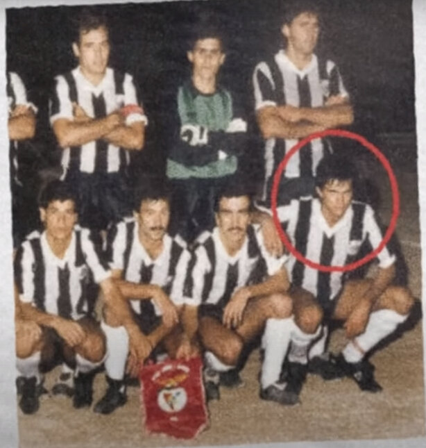    Футболист Жозе Моуринью (обведен красным).Кадр видео YouTube-канала «Площадка»