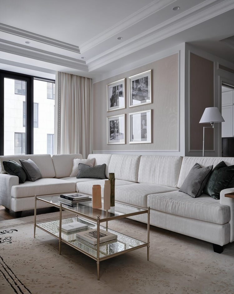 Московская квартира про проекту Евгении Ероховец и Натальи Алферовой. Гостиная. Обои, Casamance, журнальный приставной столик, Caracole, подушки, Enere.