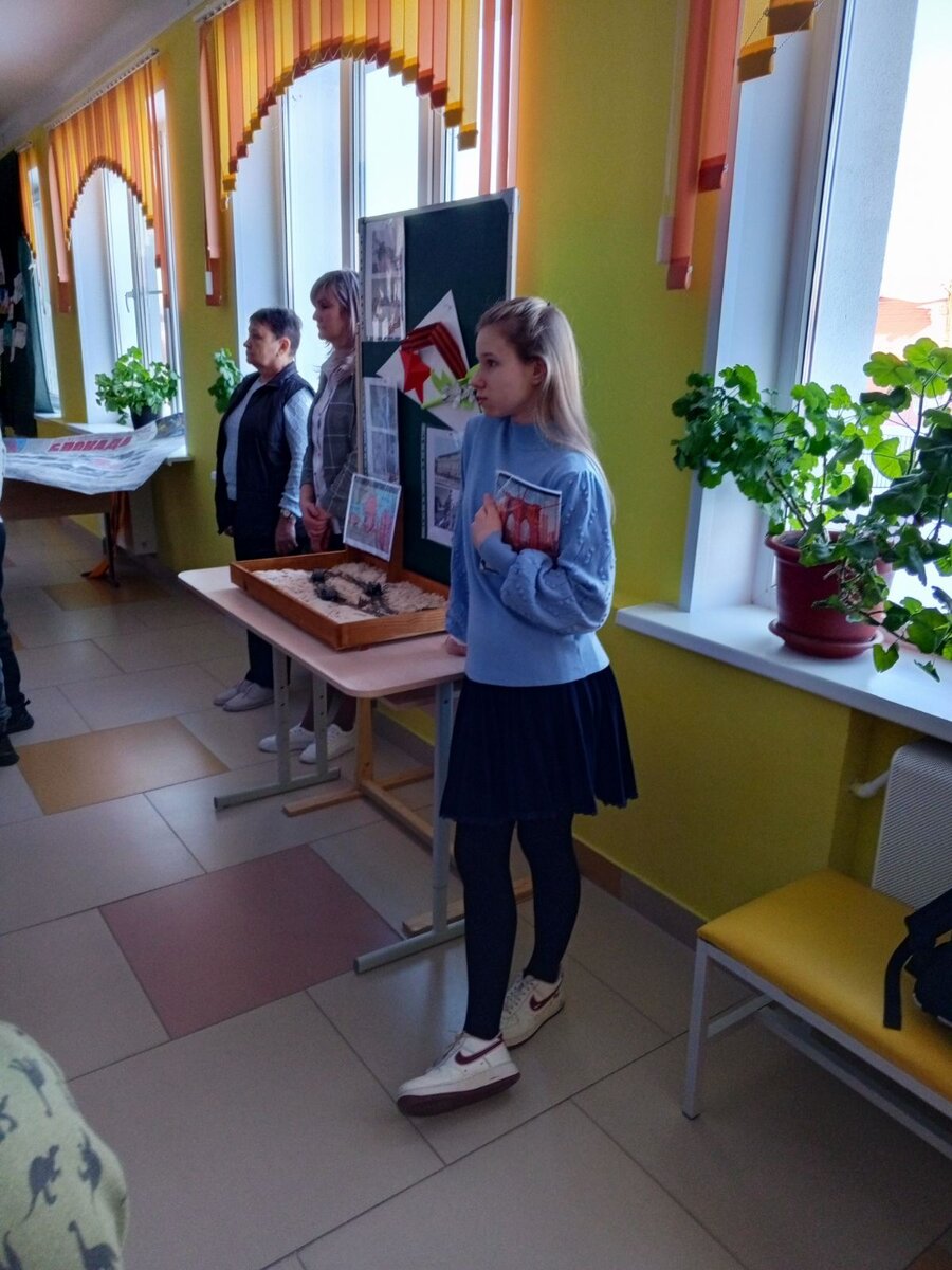 подросток с книгой. летняя школа литература. молодежь на экскурсии. летняя школа литература. лето school.