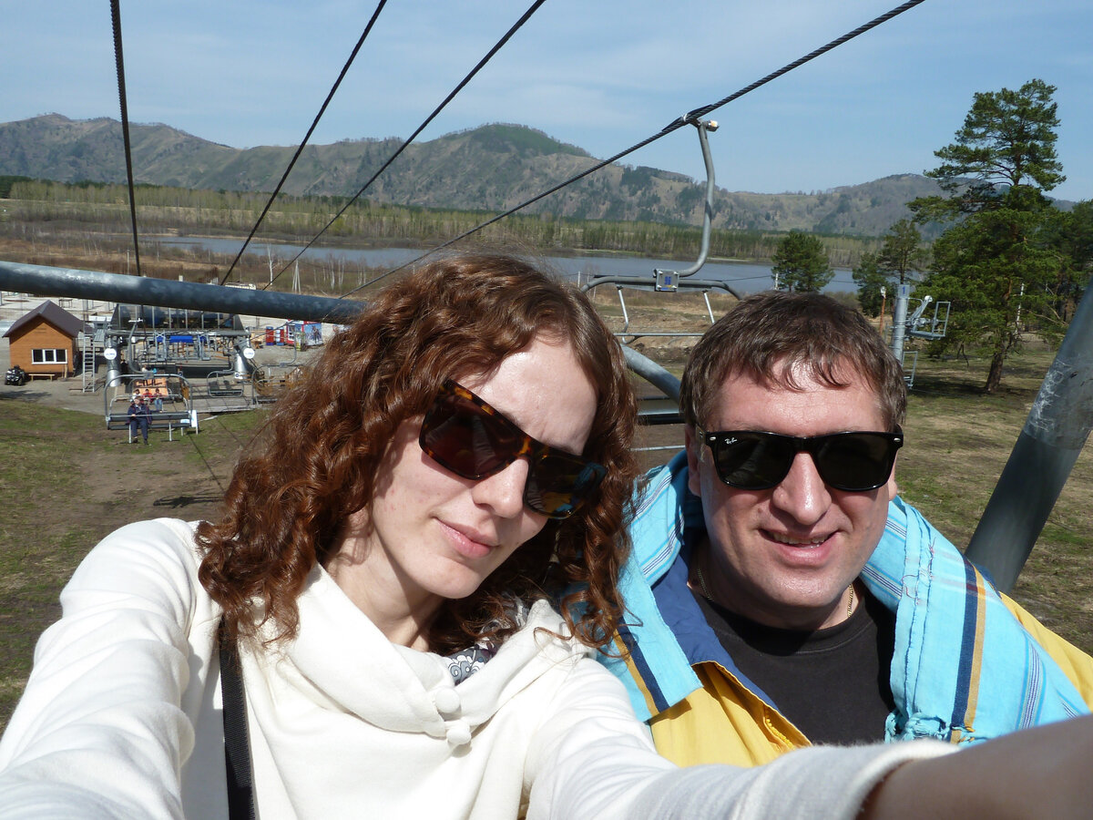 Фото 2011 года на старых кресельных подъемниках. Внизу сейчас отель 5-звезд. Озеро Манжерок осталось на месте)