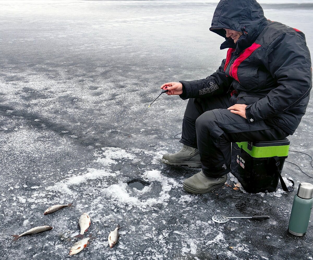 Костюм зимний norfin element + junior. Как правильно одеваться на зимнюю рыбалку. Stock-photo-winter-fishing-fisherman-enjoying-a-day-on-the-ice-1476805328. Как правильно одеваться на зимнюю рыбалку. Экипировка для зимней рыбалки.