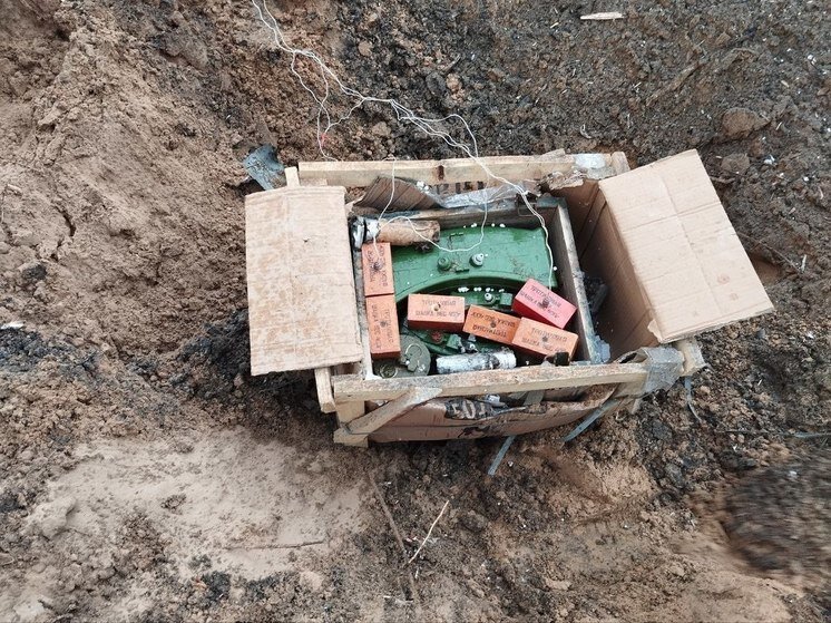 тайники в старых заброшенных домах. тайник в квартире. разрушенный деревянный пол. клады в старых домах. клад в доме.