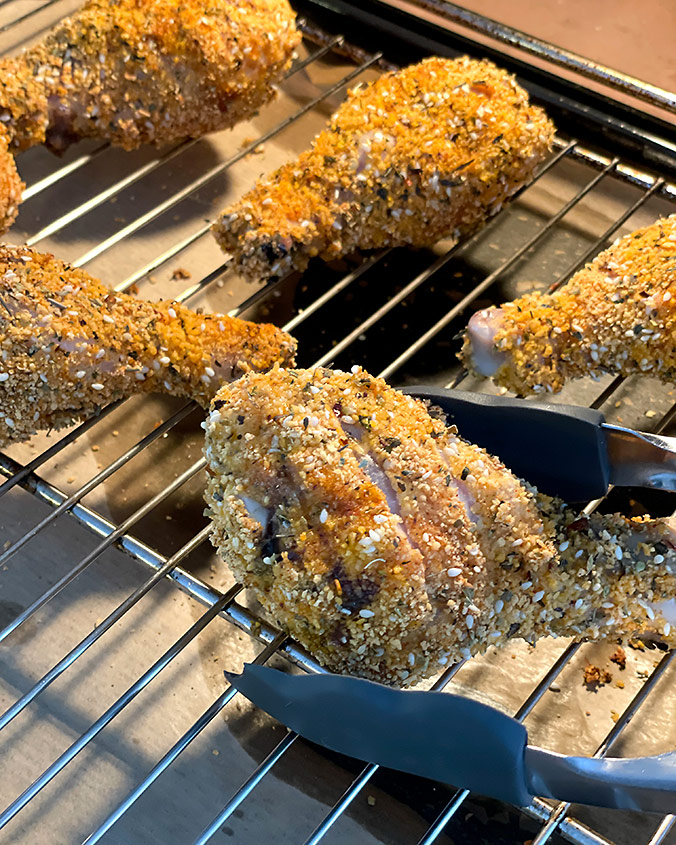 ножки куриные на сковороде с корочкой хрустящей. куриные ножки в духовке с хрустящей корочкой. куриные голени на сковороде с корочкой без костей. жареная курочка на сковороде. куриные голени в панировке.