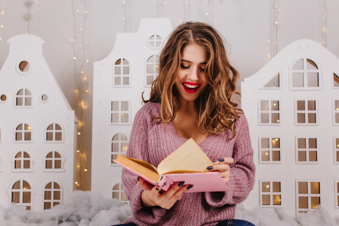 <a href="https://ru.freepik.com/free-photo/beautiful-smart-brunette-with-bright-lipstick-reading-fun-book-in-cozy-christmas-atmosphere-portrait-of-girl-with-curly-hair_11208129.htm#query=%D0%9C%D0%B5%D1%87%D1%82%D1%8B%20%D0%BD%D0%B0%20%D0%BD%D0%BE%D0%B2%D1%8B%D0%B9%20%D0%B3%D0%BE%D0%B4&position=0&from_view=search&track=ais">Изображение от lookstudio</a> на Freepik