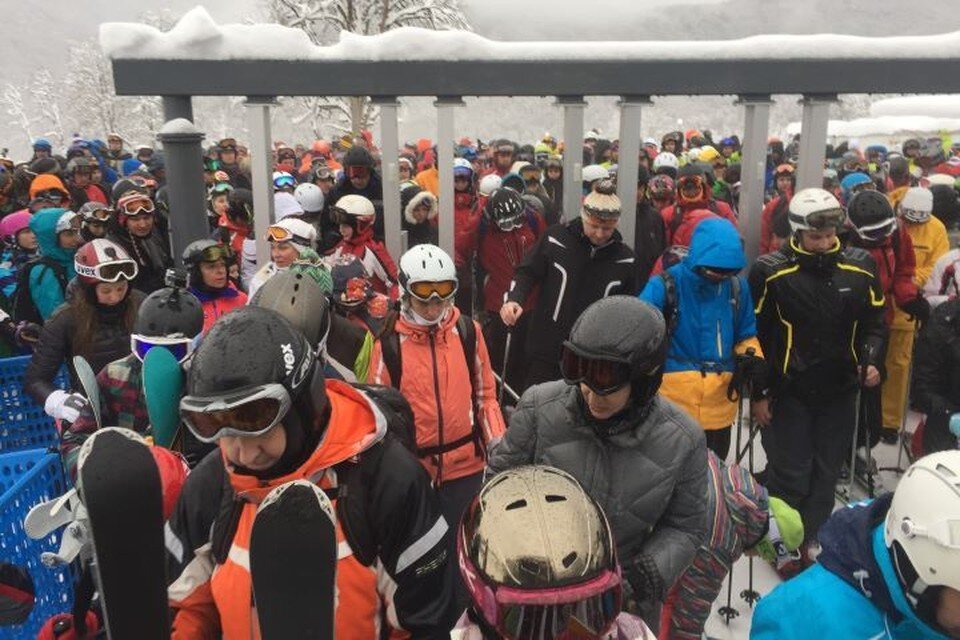    В Сочи выстроились очереди желающих покататься на лыжах и сноубордах. Александр КОЦ