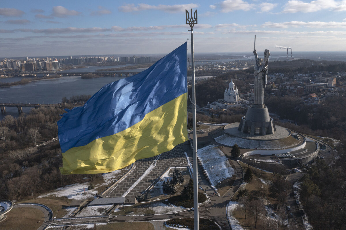 Флаг Украины на фоне панорамы Киева // AP Photo / Efrem Lukatsky
