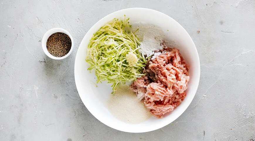 Кабачок добавит сочности фаршу, а манка сделает его более упругим