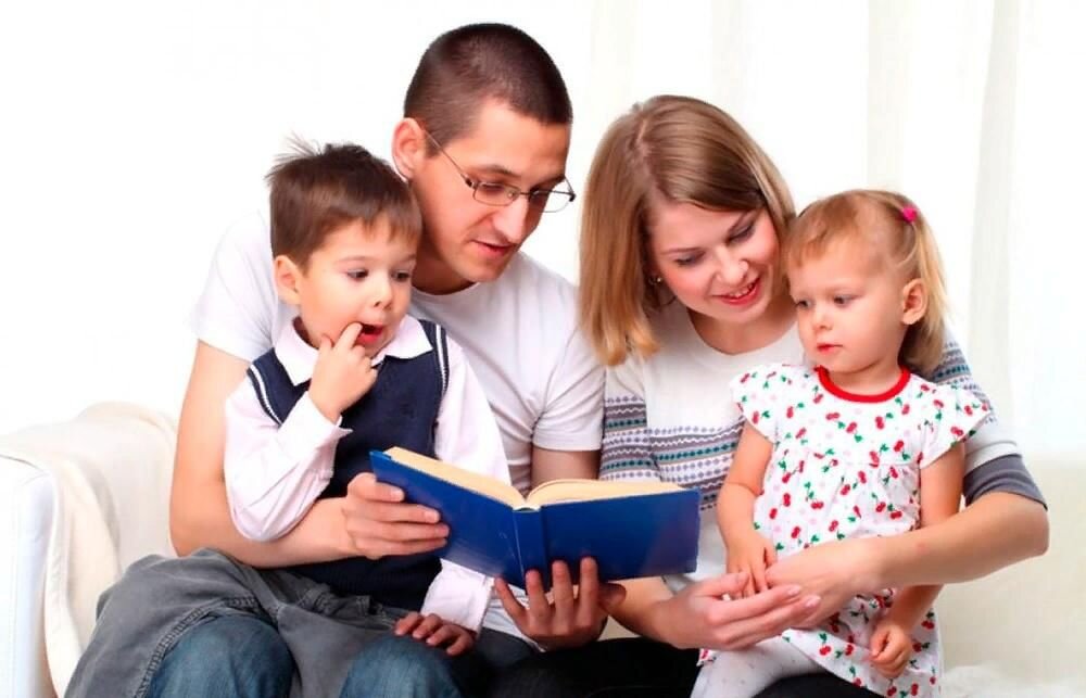 Вместе книга и семья. Родители и дети. Семейное чтение. Родители дошкольников. Дети и родители вместе.