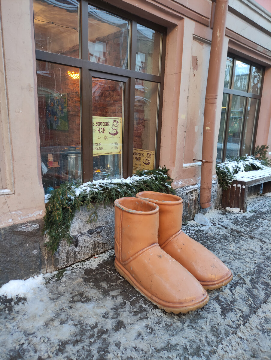 Магазинчики украшают и внешнее пространство, что, конечно, привлекает туристов. 
