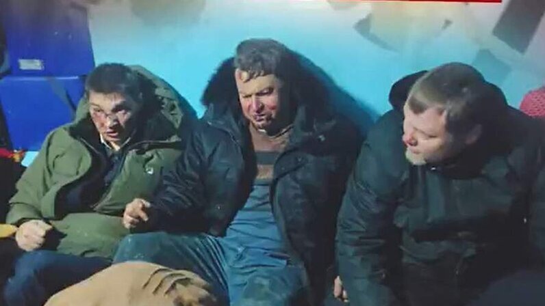 Слева - пилот, Аркадий Грачев. Спасенные члены экипажа.   фото: картинки  яндекса.