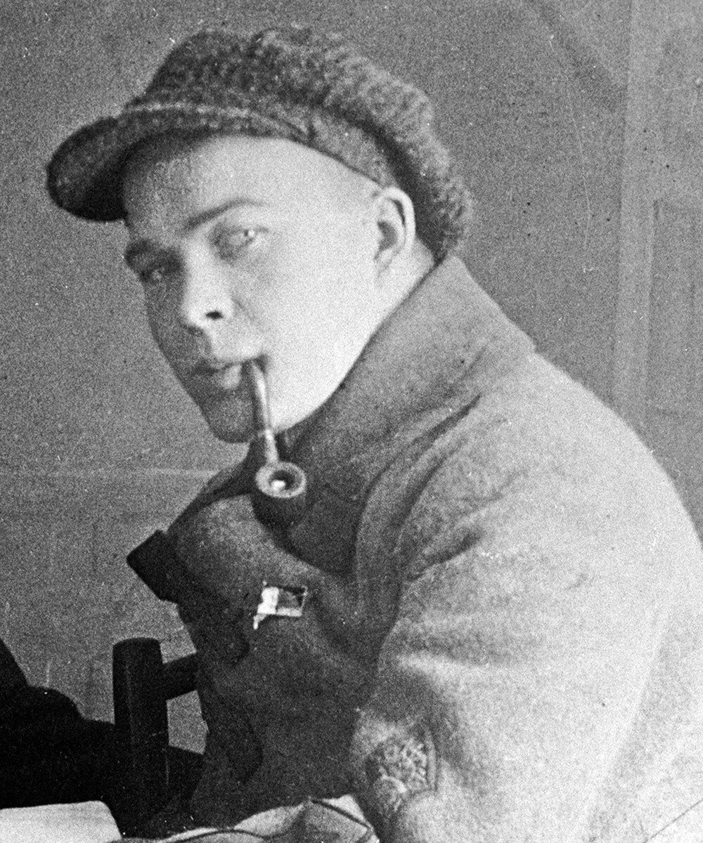    Аркадий Гайдар (настоящая фамилия Голиков) родился 22 января 1904 года в городе Льгове в семье учителей. В 1912 году родители увезли мальчика в Арзамас. Во время Первой мировой войны отца будущего писателя Петра Голикова забрали на фронт / РИА Новости