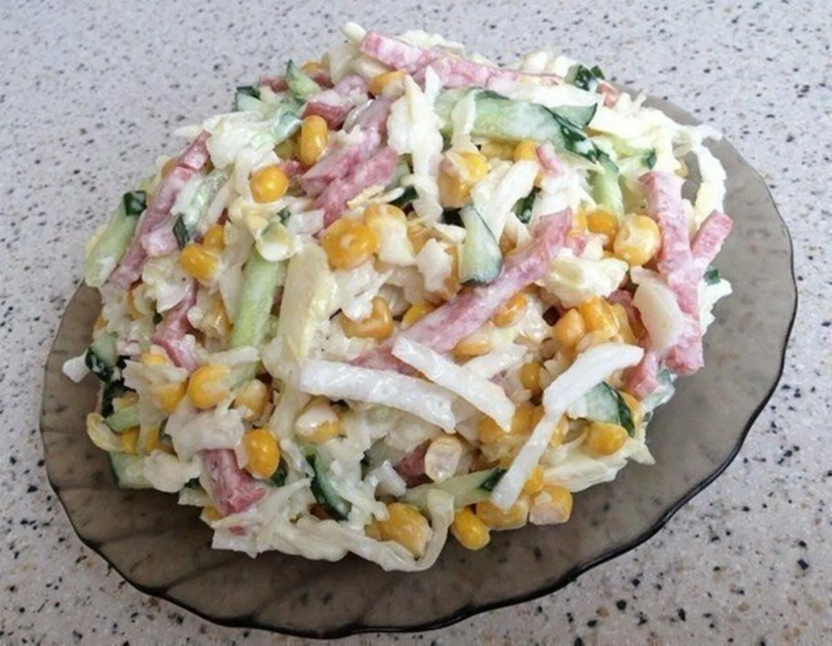 Салат соломкой с копченой колбасой огурцом