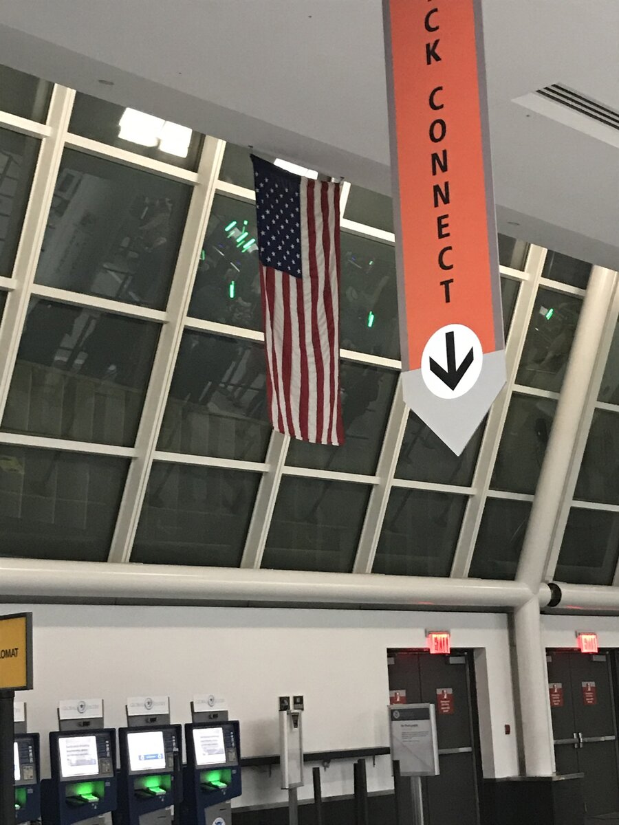 погранконтроль в аэропорту. аэропорт сочи паспортный контроль. как пройти паспортный контроль в аэропорту. паспортный контроль в аэропорту домодедово. паспортный контроль в арэпорте.