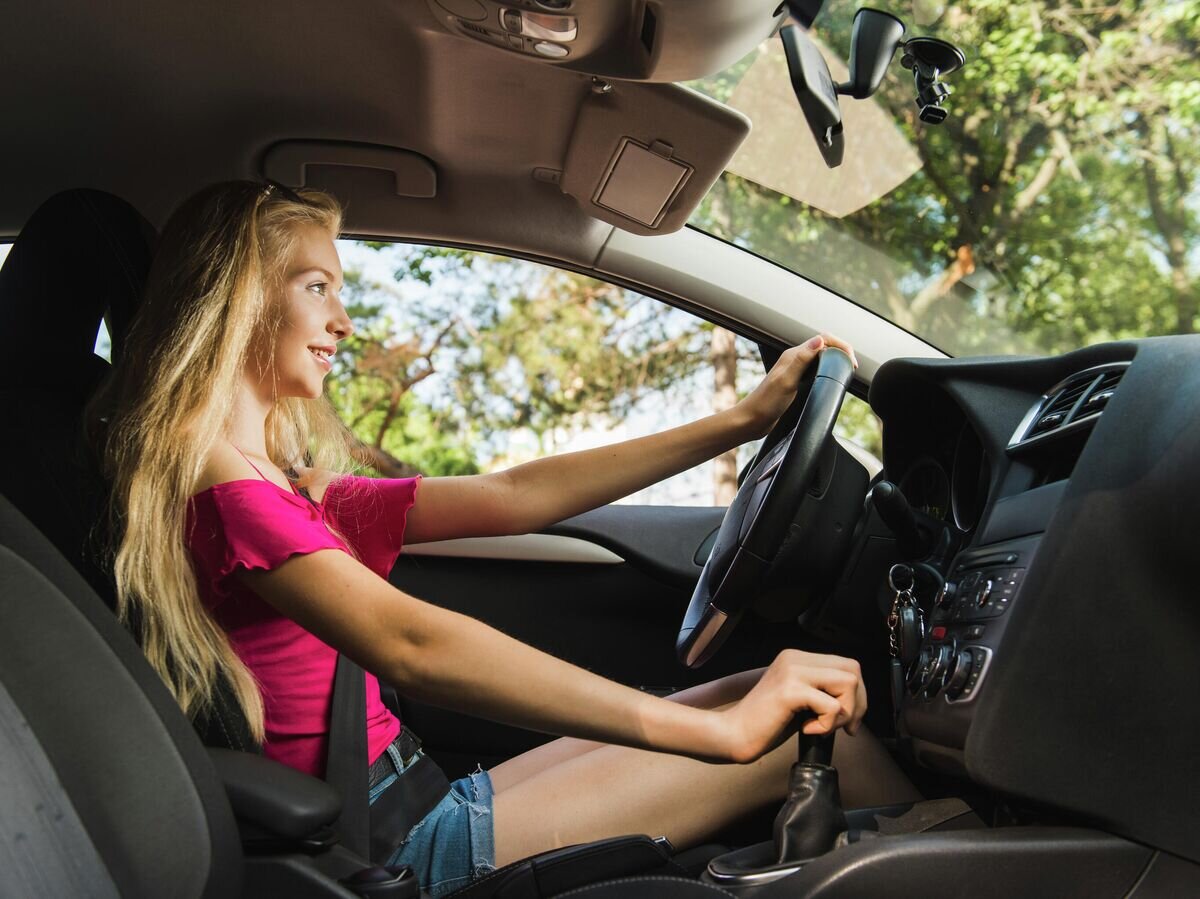    Девушка за рулём автомобиля© Depositphotos.com / 160275