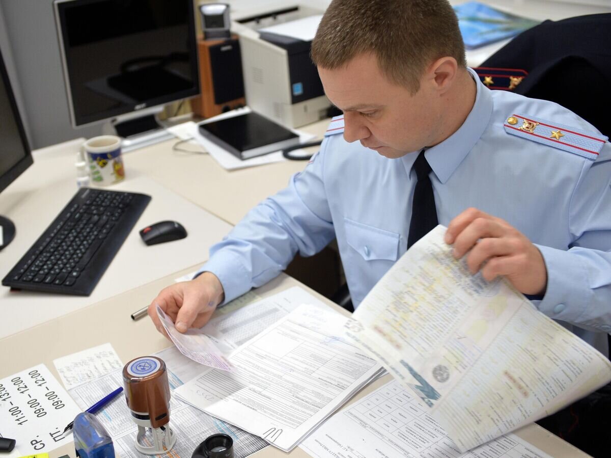    Сотрудник ГИБДД во время регистрации транспортного средства© РИА Новости / Павел Лисицын