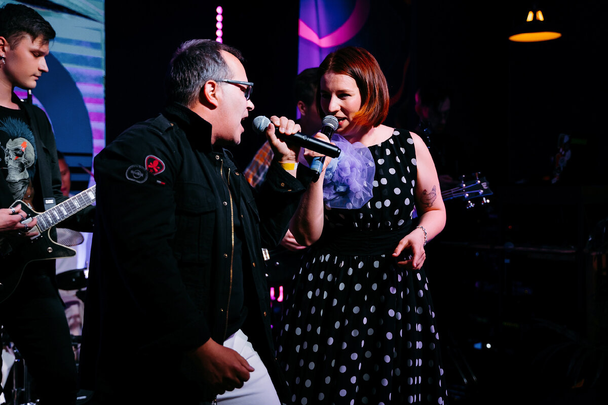 атмосферный вокал. йени певица. эстетика певицы. микрофон для вокала. девушка поет.