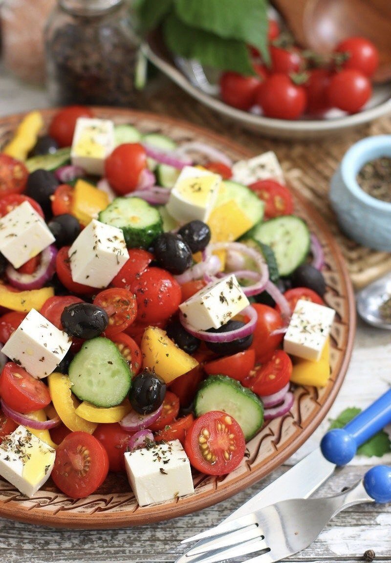 салат мясной новинка оливки зеленые. греческий с фетой. зелёный греческий салат с сыром фета. зеленый греческий салат. салат из зеленых оливок огурцов.