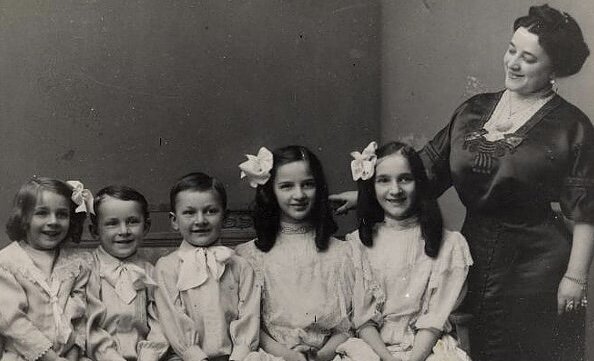 Первая жена Иола с детьми.