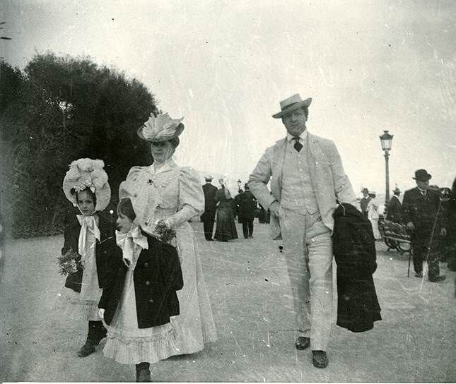 Федор Шаляпин с женой Иолой и дочерьми Ириной и Лидией.