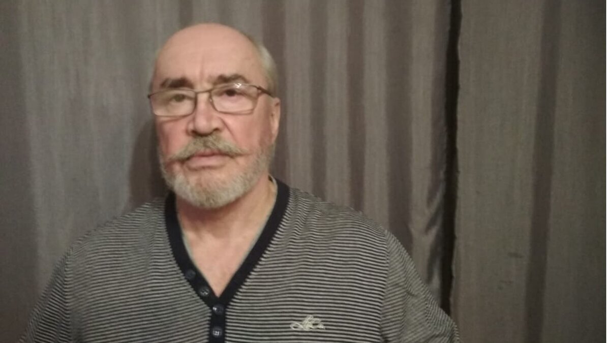 Недовольное лицо, как сказал один из читателей. А с чего бы веселиться?