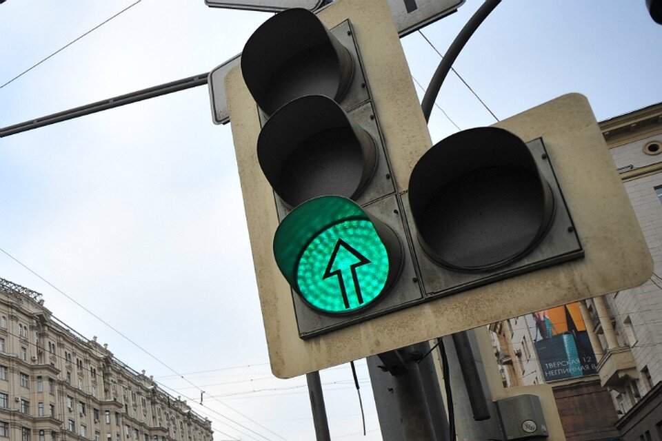 Движение под секцию светофора. Светофор с дополнительной секцией. Светофор со стрелками. Светофор с контурными стрелками. Зеленый светофор.