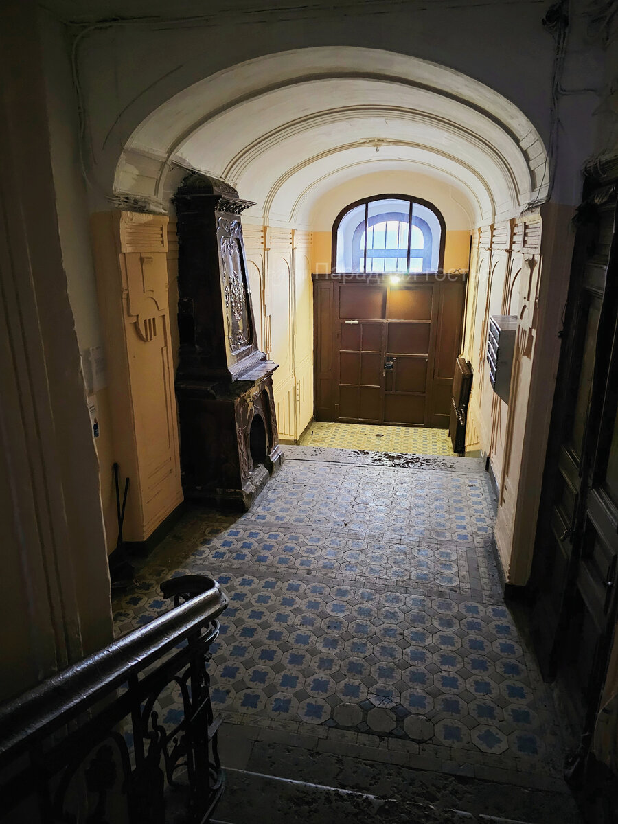 Парадная на Добролюбова. Фото: Парадная гостья