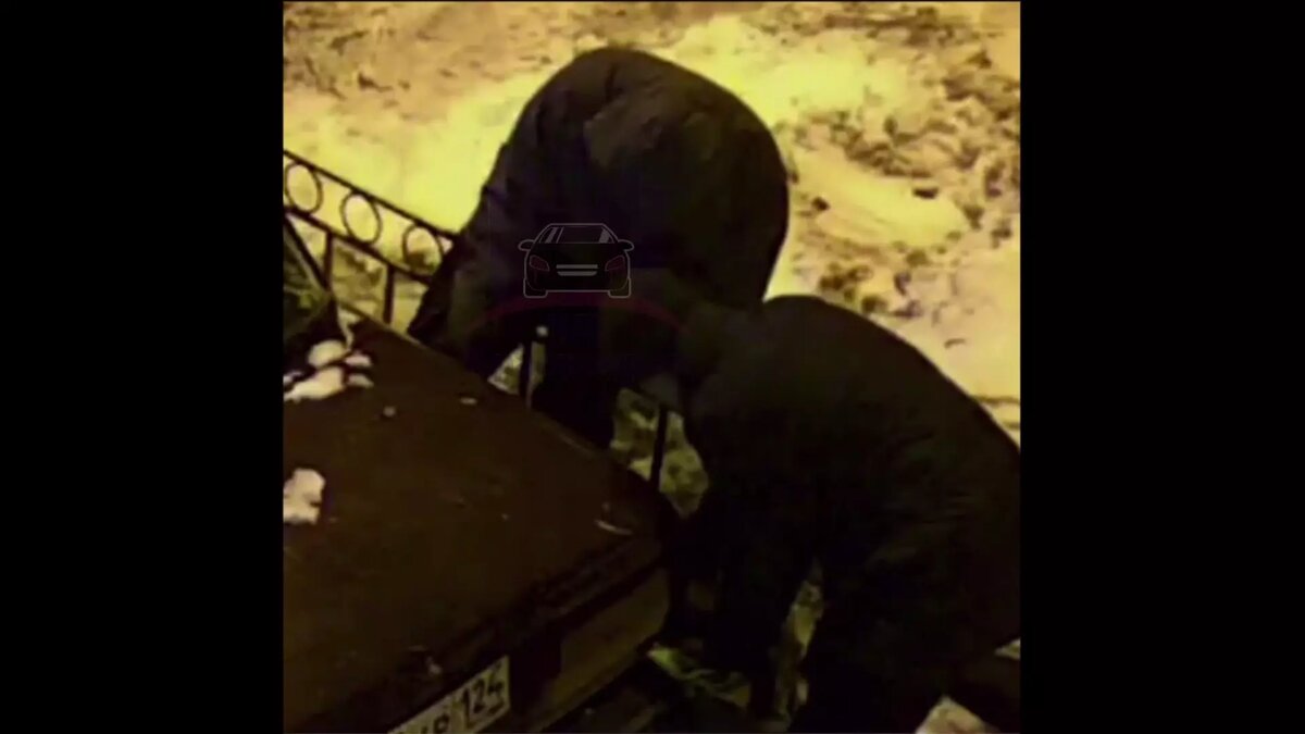     В Красноярске на улицах Тотмина и Карбышева мужчины дважды сливали бензин с бензобаков «Жигулей». В сети их прозвали бандой «сосущих шланги». Сейчас преступников ищет полиция.