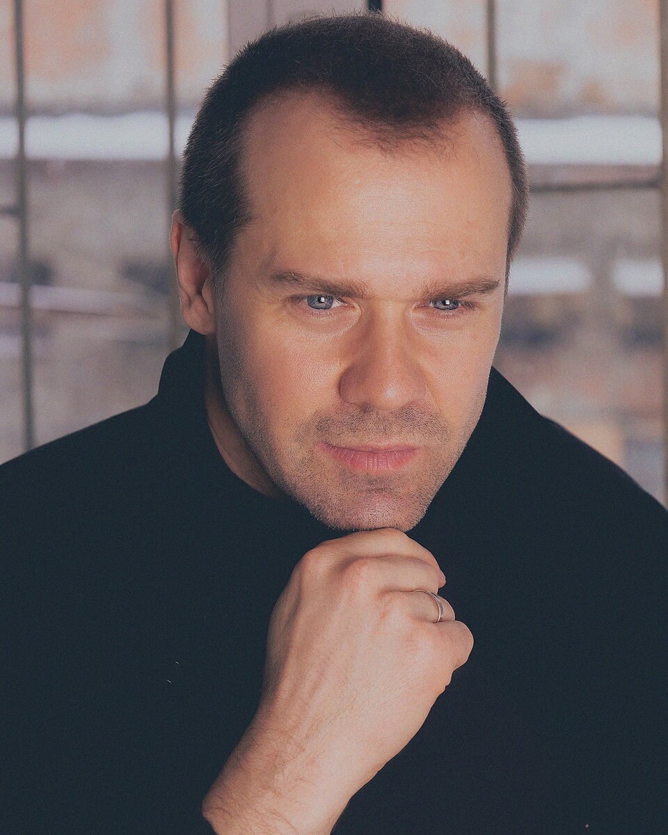 Актеры с коричневыми волосами английские. Роман курцын сейчас 2021. Английские актеры красавцы. Имена актеров на английском. Английский актер роберт паттинсон.