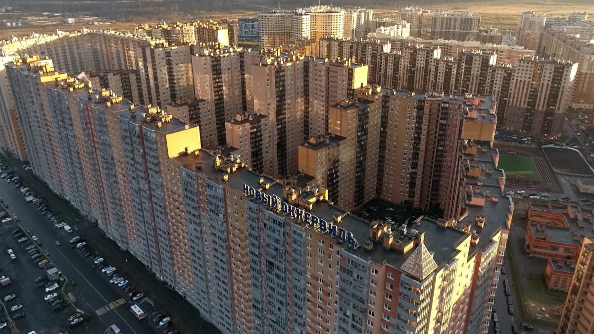 Один из густонаселенных "человейников" в Санкт-Петербурге. Вы бы жили в таком?