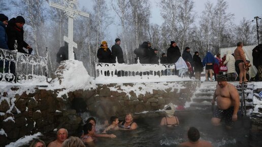 Голые нудисты купаются зимой