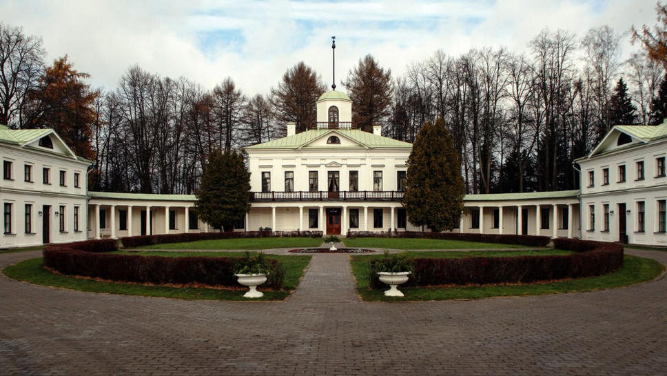 Главный фасад усадьбы