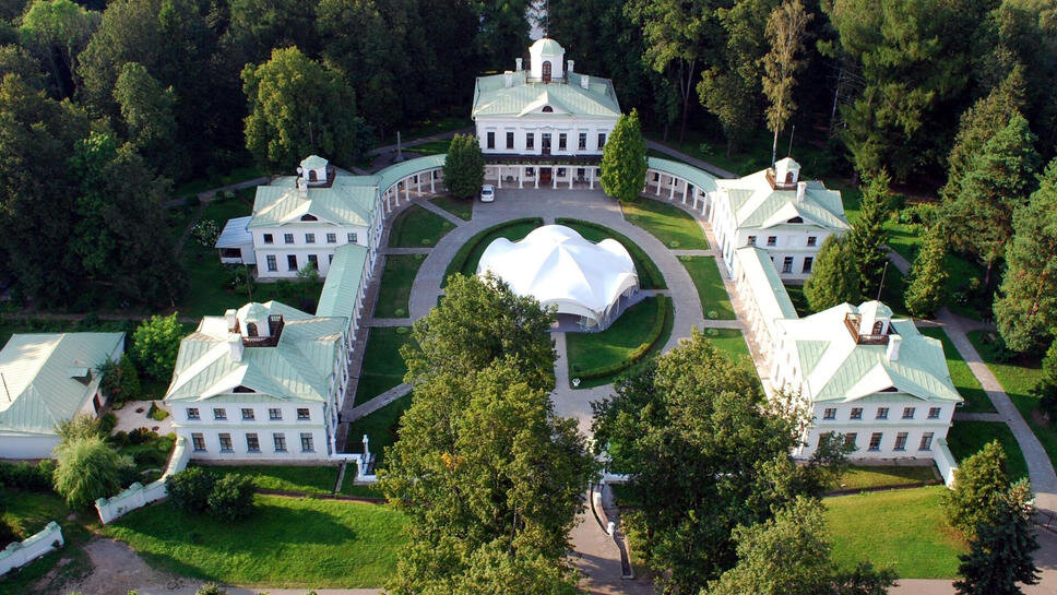 Вид сверху на усадьбу