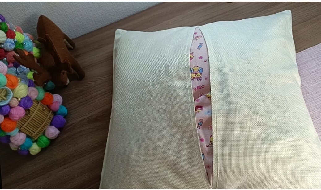 С обратной стороны наволочки.